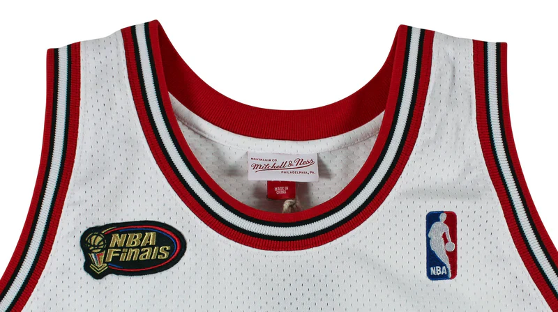 Bulls Michael Jordan Signed White 1997-98 M&N HWC Authentic Jersey BAS #AD04302 - Image 4
