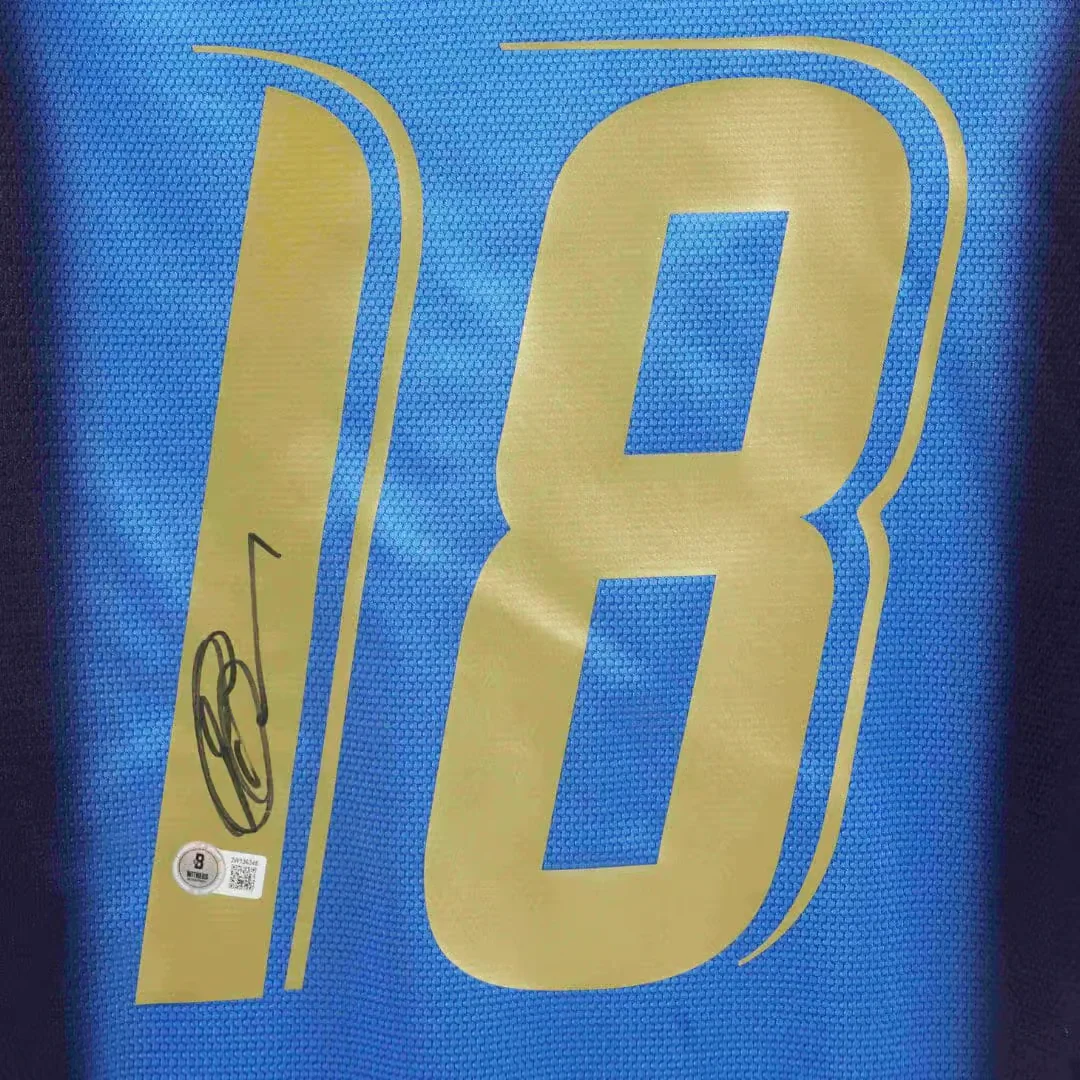 Framed Filippo Inzaghi Signed Italy FC Home Soccer Jersey #18 with Beckett Witness - Image 2