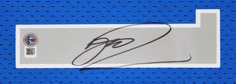 Mavericks Dirk Nowitzki Signed Blue M&N 2010-11 HWC Swingman Jersey BAS - Image 2