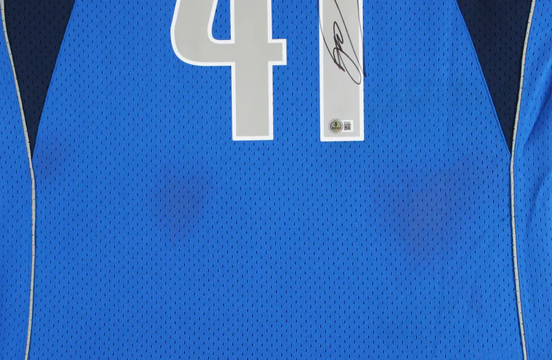Mavericks Dirk Nowitzki Signed Blue M&N 2010-11 HWC Swingman Jersey BAS - Image 3