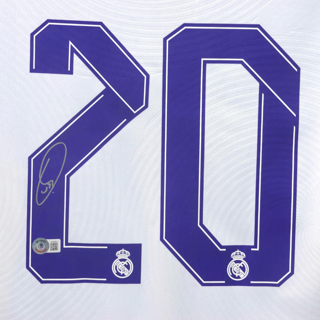 Framed Vinicius Jr Signed Real Madrid Home Soccer Jersey #20 with Beckett COA - Image 2